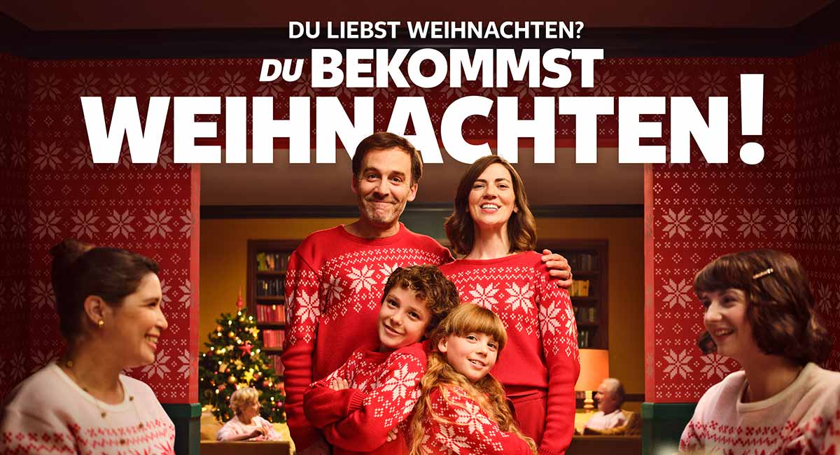 Schriftzug: DU LIEBST WEIHNACHTEN? DU BEKOMMST WEIHNACHTEN!; Abbildung: Familie mit Weihnachtspullis