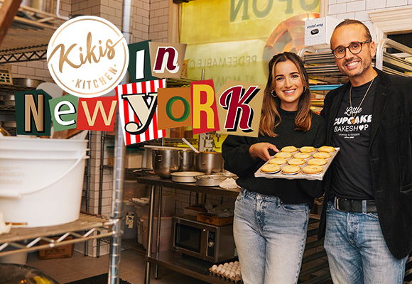 Logo: Kikis Kitchen in New York; Abbildung: Kiki und Mann im Little Cupcake Bakeshop mit den Pumpkin Spice Cupcakes