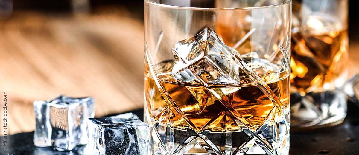 Abbildung: Glas mit Whisky und Eiswürfel