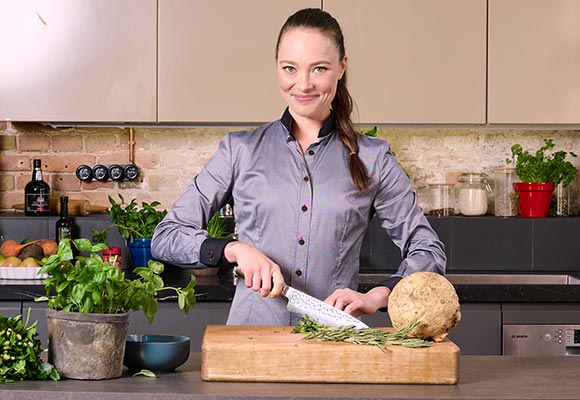 Verena Leister in der Küche beim Zubereiten eines Gerichts