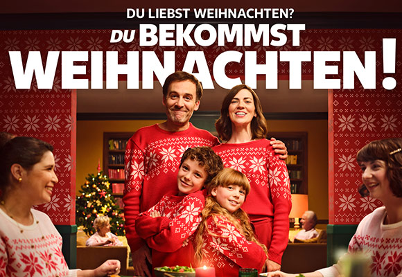 Schriftzug: DU LIEBST WEIHNACHTEN? DU BEKOMMST WEIHNACHTEN!; Abbildung: Familie