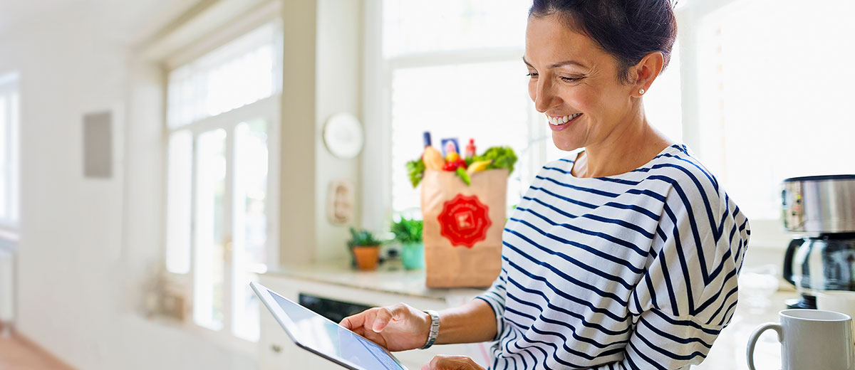 Frau bewertet ihren Einkauf am Tablet
