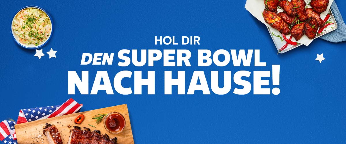 Schriftzug: HOL DIR DEN SUPER BOWL NACH HAUSE!; Abbildung: amerikanische Flaggen, Grillrippe, Krautsalat und Chicken Wings
