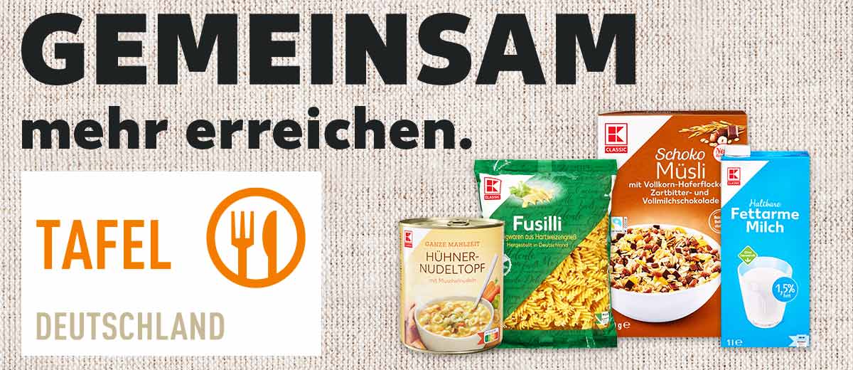 Schriftzug: GEMEINSAM mehr erreichen.; Logo: TAFEL DEUTSCHLAND; Produktabbildungen: K-CLASSIC Hühner-Nudeltopf, K-CLASSIC Fusilli, K-CLASSIC Schoko Müsli, K-CLASSIC Fettarme Milch