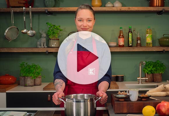 Abbildung: Verena Leister in der Küche; Abbildung: Play-Button