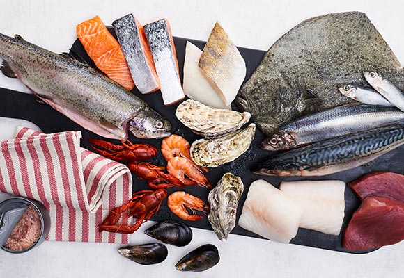 Abbildung: verschiedene frische Fischsorten auf einem Brett
