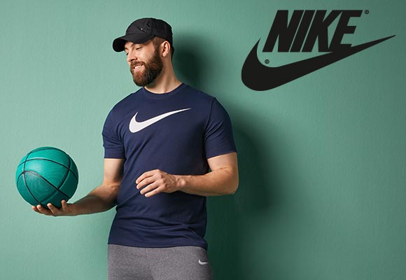 Logo: Nike; Abbildung: Mann trägt ein Nike T-Shirt und hat einen Basketball in der Hand