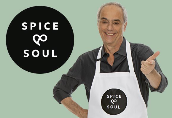 Logo: SPICE&SOUL®; Abbildung: Koch Christian Rach trägt eine Spice&Soul®-Küchenschürze
