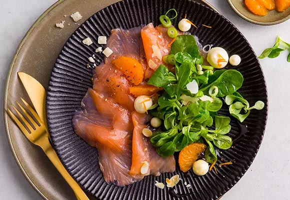 Rezept: Lachscarpaccio mit Feldsalat und Mandarine