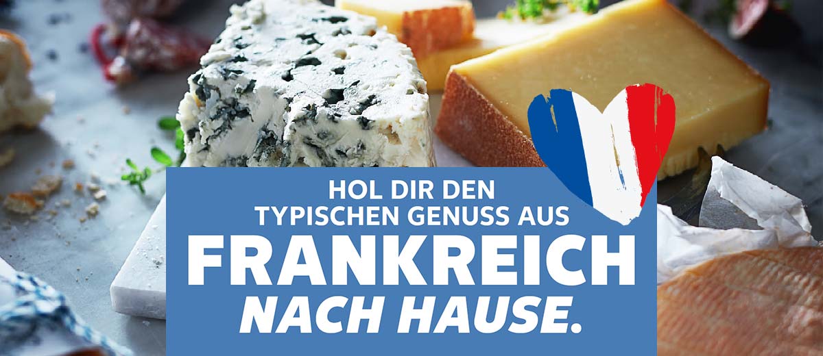 Schriftzug: HOL DIR DEN TYPISCHEN GENUSS AUS FRANKREICH NACH HAUSE.; Flagge: Frankreich in Herzform; Hintergrund: Verschiedene Käsesorten auf einem Brett