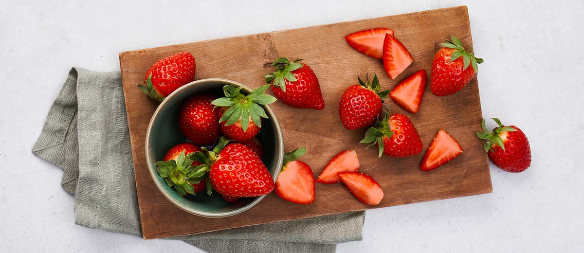 Erdbeeren in einer Schale und auf einem Brett