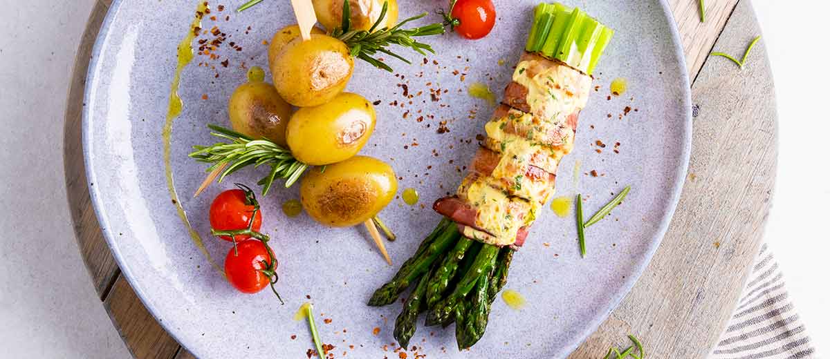 Rezept: Grüner Spargel mit Kartoffelspießen