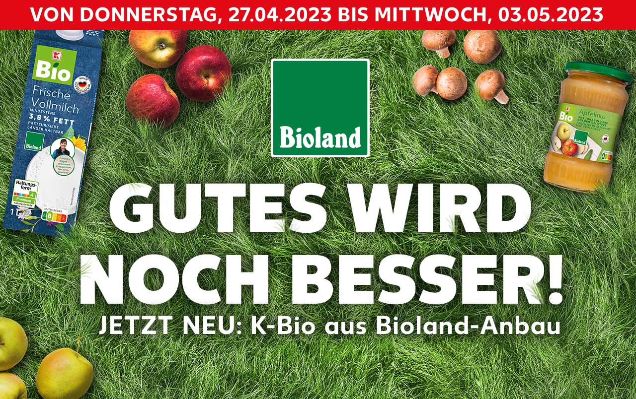 Schriftzug: VON DONNERSTAG, 27.04.2023 BIS MITTWOCH, 03.05.2023; Logo: Bioland; Schriftzug: GUTES WIRD NOCH BESSER! JETZT NEU: K-Bio aus Bioland-Anbau; Hintergrund: Gras; Abbildung: Äpfel und Pilze; Produktabbildungen: K-BIO Bioland Apfelmus, K-BIO Frische Vollmilch 3,5 % Fett
