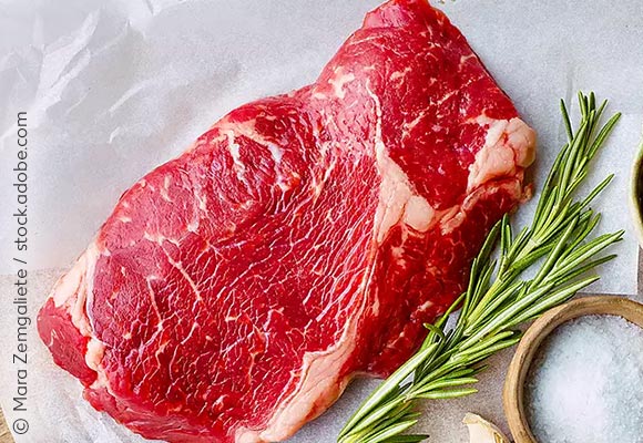 Abbildung: Ein Stück Fleisch mit Rosmarin