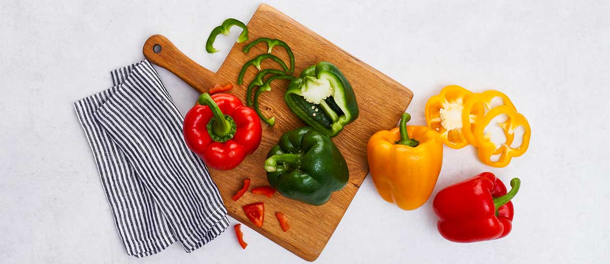 Paprika auf einem Holzbrett