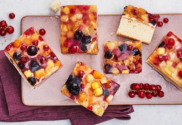 Obstkuchen mit verschiedenen Früchten und Beeren auf einer Servierplatte