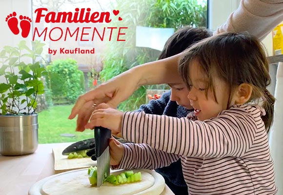 Kinder und Mutter beim Gemüseschneiden; Logo: FamilienMomente