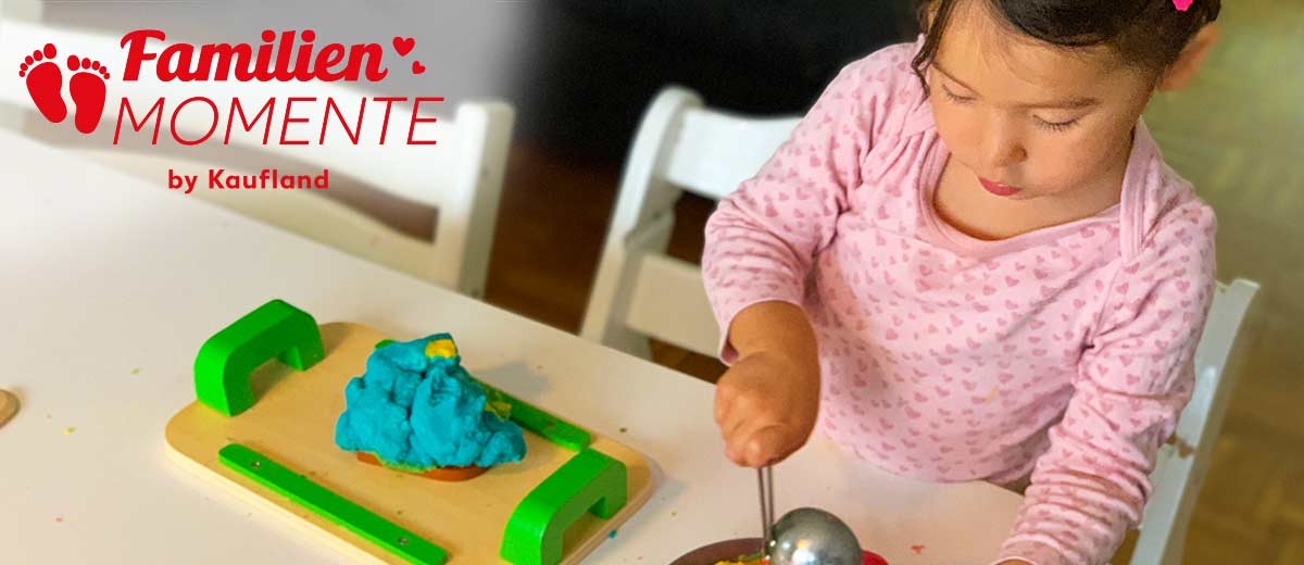 Mädchen spielt mit selbst gemachter Knete; Logo: FamilienMomente