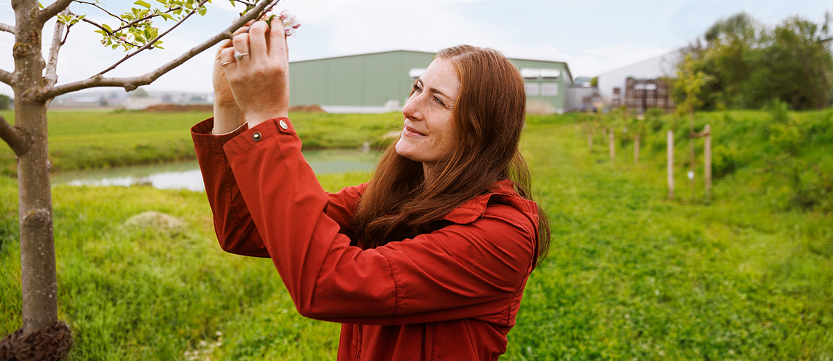 Barbara Knötzinger inmitten des 4.000 Quadratmeter großen Biotops auf ihrem Demeter-Betrieb