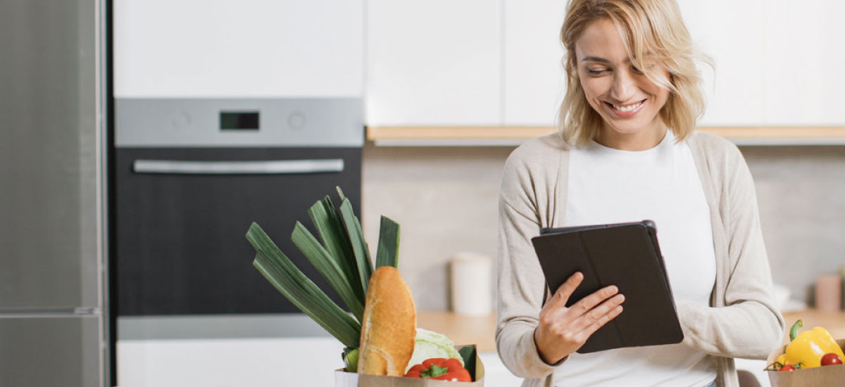 Abbildung: Frau mit einem Tablet in der Hand