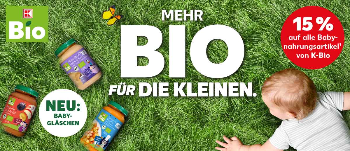 Logo: K-Bio; Schriftzug: MEHR BIO FÜR DIE KLEINEN.; Störer: 15 % auf alle Babynahrungsartikel¹ von K-Bio; Störer: NEU: BABY-GLÄSCHEN; Abbildung: K-Bio Babynahrung in Gläschen, versch. Sorten; Abbildung: Krabbelndes Baby auf einer Wiese