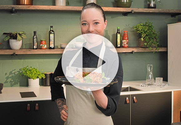 Abbildung: Verena Leister mit vegetarischer Sommerlasagne mit Mangold, Zucchini und Erbsen; Abbildung: Play-Button
