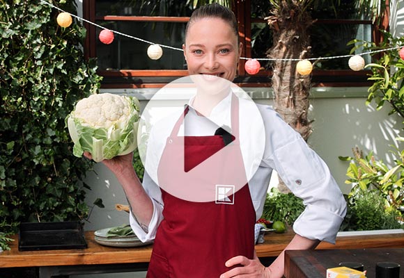 Abbildung: Verena Leister mit Blumenkohl in der Hand; Play-Button