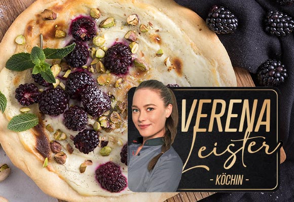 Rezept: Süße Pizza vom Grill mit Brombeeren, Pistazien und Minze; Abbildung: Verena Leister - Köchin -