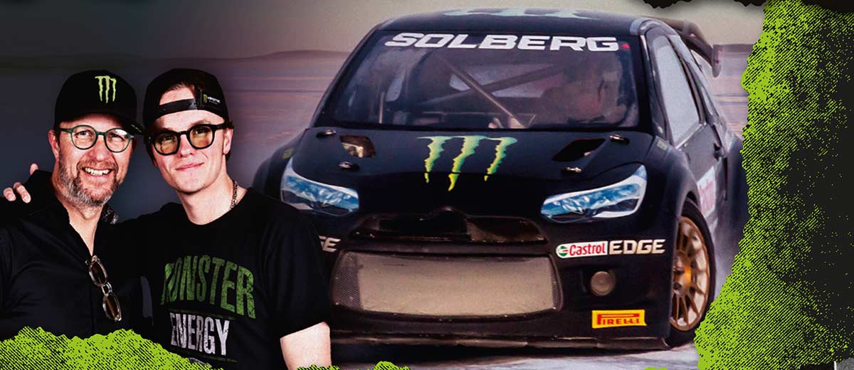 Abbildung: Petter und Oliver Solberg stehen vor einem Rallye-Auto