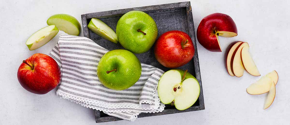 Rote und grüne Äpfel auf einem Tablett