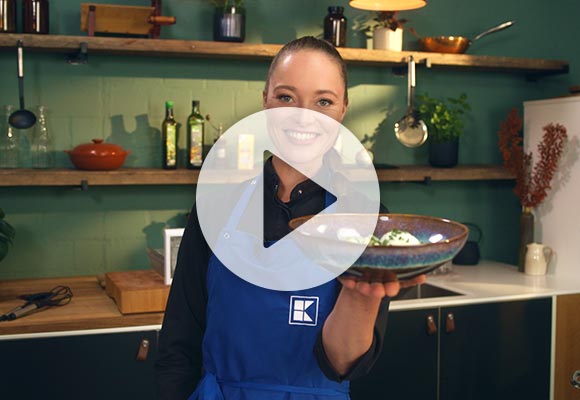 Abbildung: Verena Leister mit Kartoffel-Ragout mit Spinat; Abbildung: Play-Button