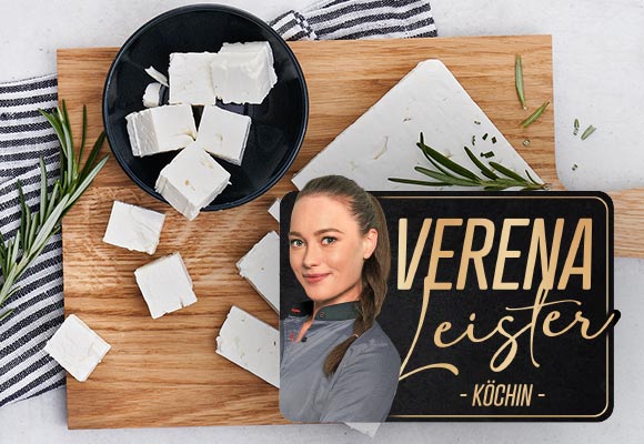 Abbildung: Feta auf einem Holzbrett; Logo und Schriftzug: Verena Leister - Köchin -