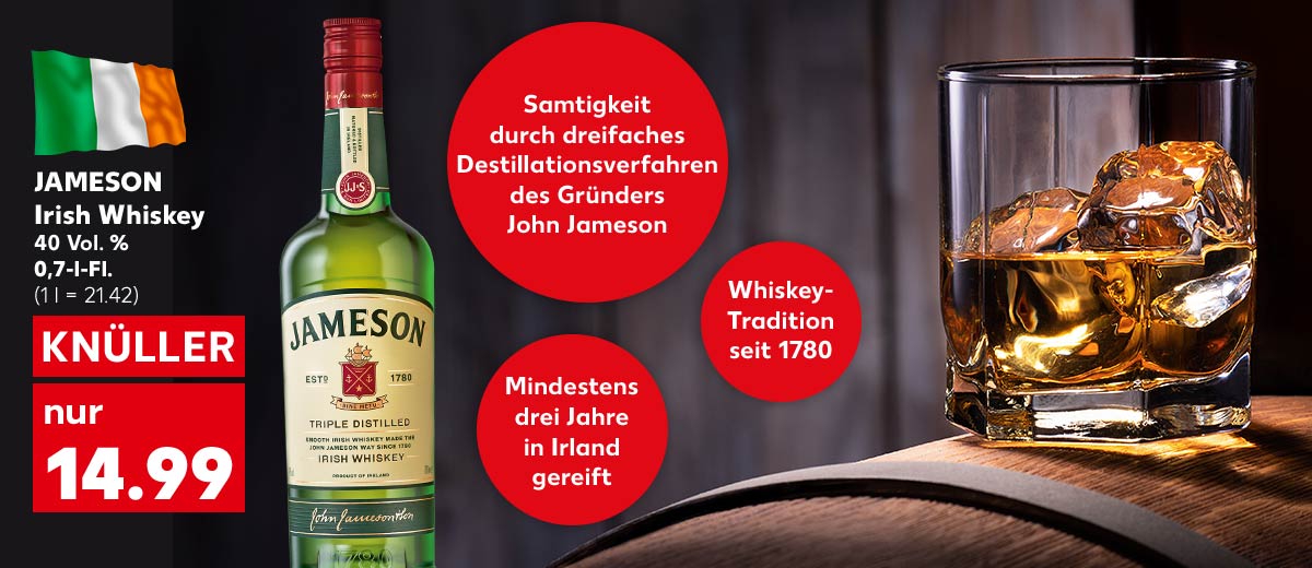 Jameson Irish Whiskey, 40 Vol. %, 0,7-l-Fl. für 14.99 Euro (1 l = 21.42); Flagge: Irland; Störer: Samtigkeit durch dreifaches Destillationsverfahren des Gründers John Jameson; Störer: Mindestens drei Jahre in Irland gereift; Störer: Whiskey-Tradition seit 1780; Abbildung: Glas mit Eiswürfeln und Whiskey auf einem Fass