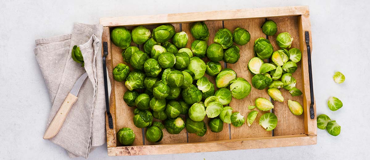 Rosenkohl in einer Holzkiste