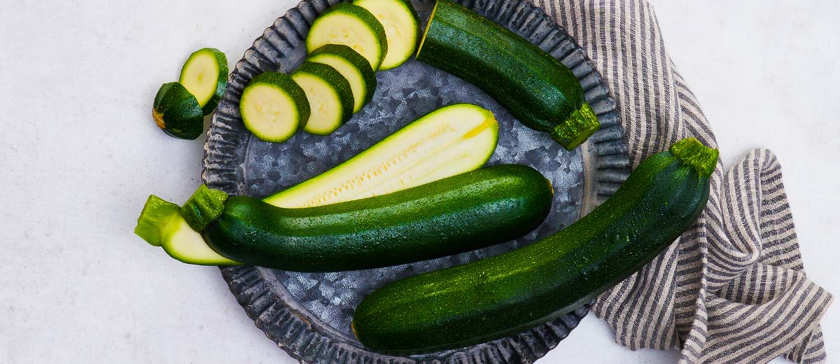 Zucchini auf einem Teller