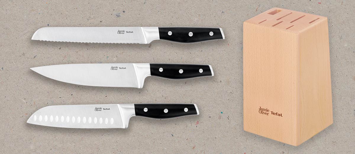 Produktabbildungen: Jamie Oliver by Tefal Kochmesser; Jamie Oliver by Tefal Santokumesser, Jamie Oliver by Tefal Brotmesser, Jamie Oliver by Tefal 7-Schlitz-Messerblock