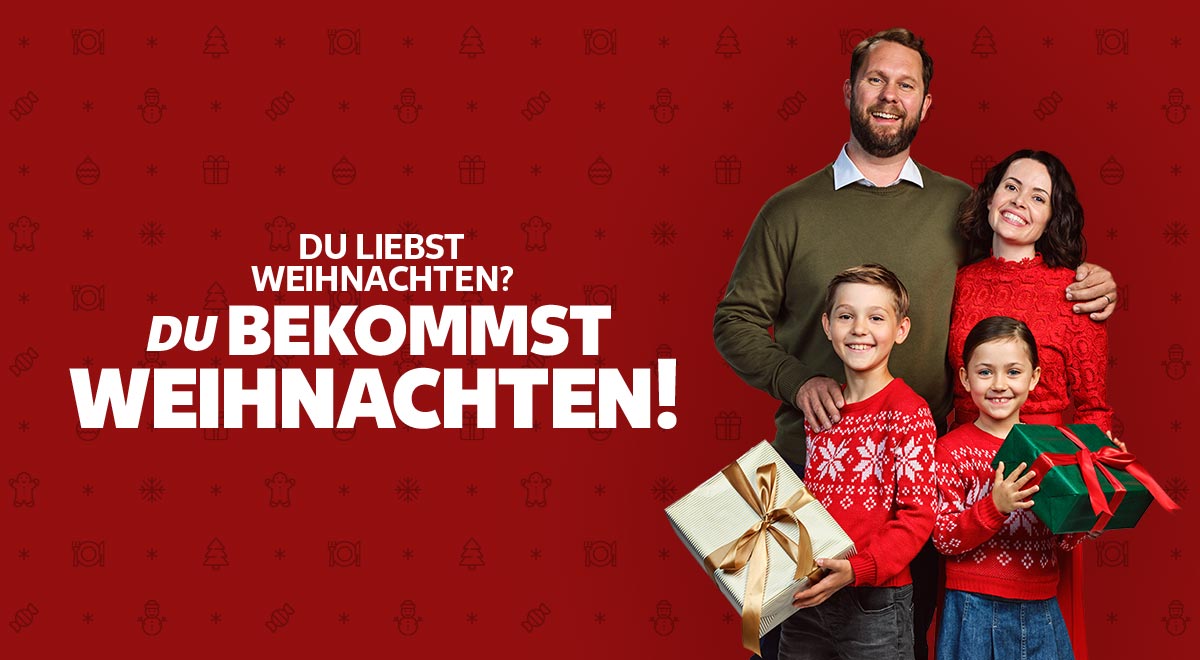 Schriftzug: Du liebst Weihnachten? Du bekommst Weihnachten!; Abbildung: Eine vierköpfige Familie in festlicher Bekleidung. Die zwei Kinder halten Geschenke in den Händen