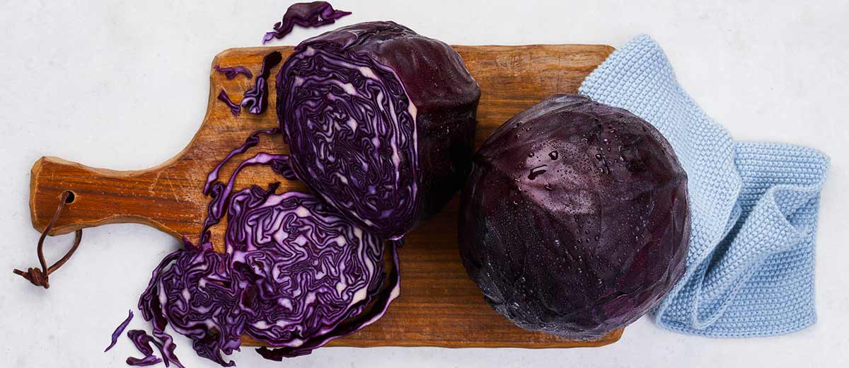 Rotkohl auf einem Holzbrett