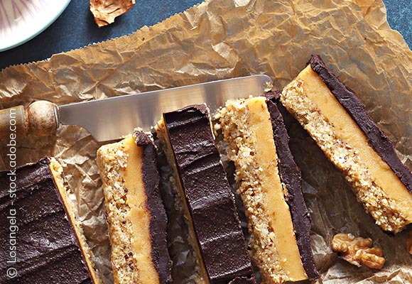 Abbildung: Ein Kuchen aufgeschnitten auf einem Backpapier; © Losangela - stock.adobe.com