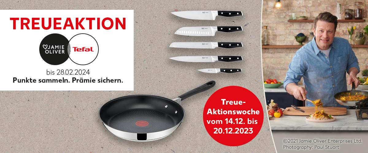 Schriftzug: Treueaktion Jamie Oliver by Tefal bis 28.02.2024, Punkte sammeln. Prämie sichern; Abbildung: verschiedene Artikel von Jamie Oliver by Tefal; Abbildung: Jamie Oliver serviert ein Gericht mit einer Pfanne von Jamie Oliver by Tefal; Störer: Treue-Aktionswoche vom 14.12. bis 20.12.2023; ©2021 Jamie Oliver Enterprises Ltd., Photography: Paul Stuart