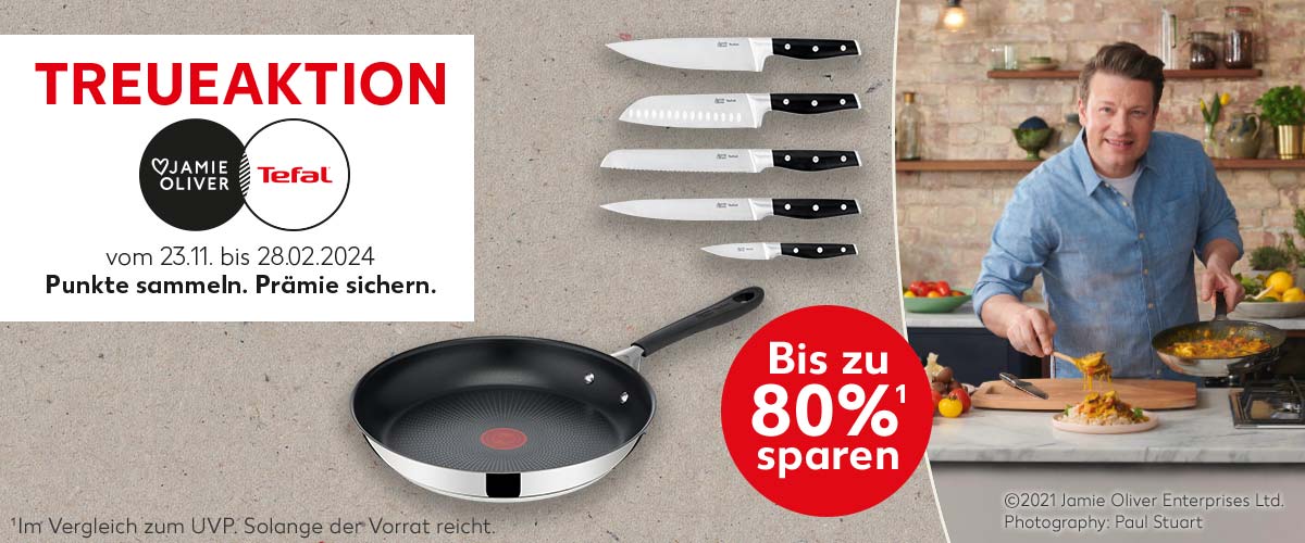 Schriftzug: Treueaktion Jamie Oliver by Tefal vom 23.11. bis 28.02.2024, Punkte sammeln. Prämie sichern; Abbildung: verschiedene Artikel von Jamie Oliver by Tefal; Abbildung: Jamie Oliver serviert ein Gericht mit einer Pfanne von Jamie Oliver by Tefal; Störer: Bis zu 80%¹ sparen; ¹ Im Vergleich zum UVP. Solange der Vorrat reicht.; ©2021 Jamie Oliver Enterprises Ldt., Photography: Paul Stuart