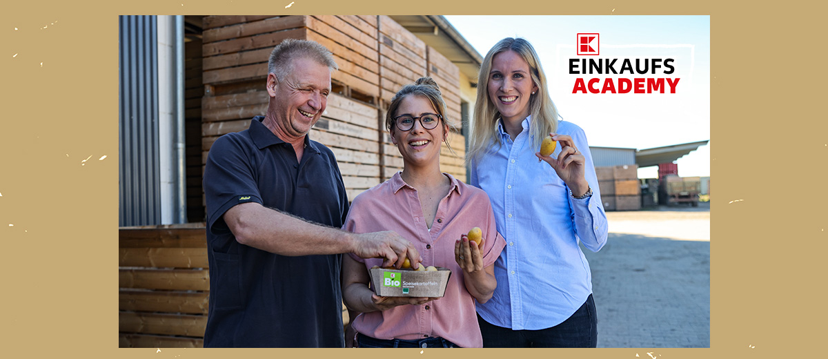 Abbildung: Moderatorin Janine Utsch mit Lena von Kaufland und Bioland-Landwirt Volker; Logo: Kaufland Einkaufsacademy