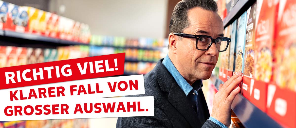 Schriftzug: Richtig viel! Klarer Fall von großer Auswahl.; Abbildung: Jan Josef Liefers in einer Kaufland-Filiale