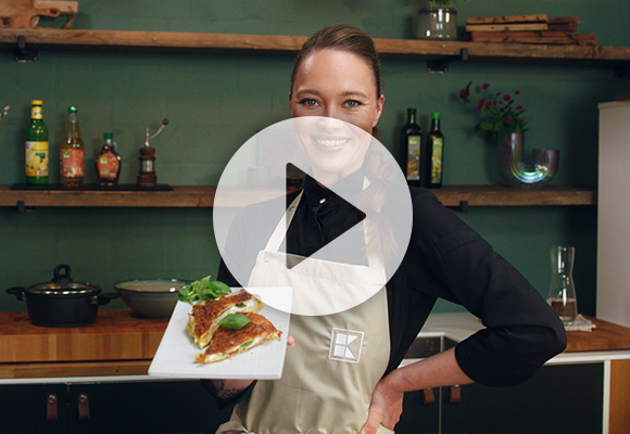 Abbildung: Köchin Verena Leister; Abbildung: Play-Button