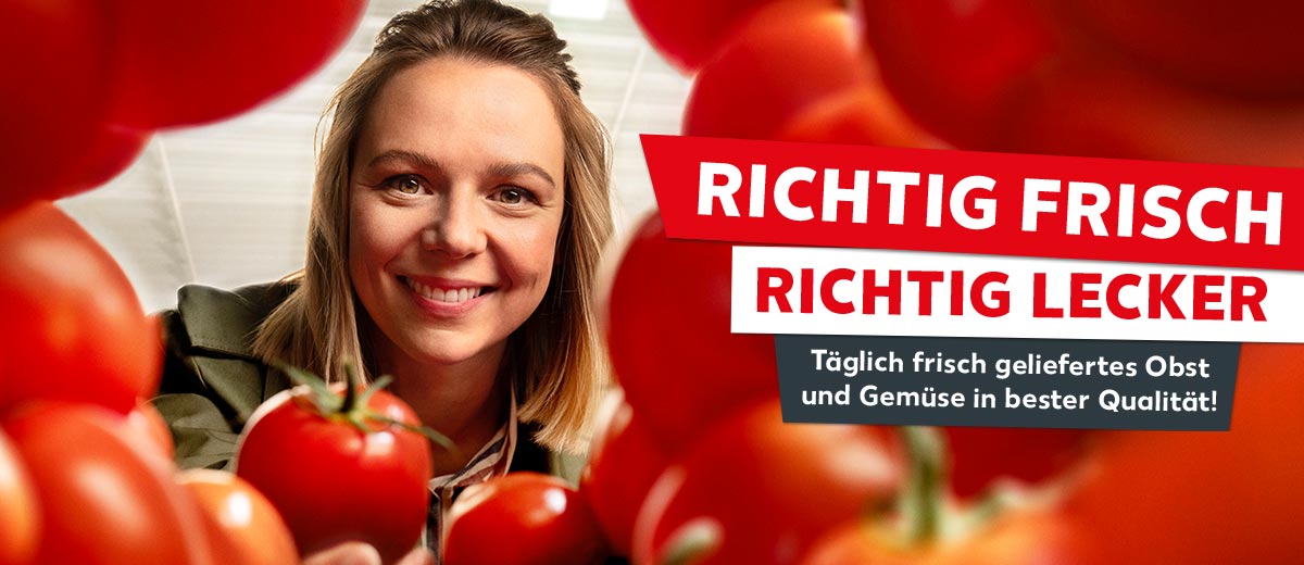 Schriftzug: Richtig frisch, richtig lecker; Täglich frisch geliefertes Obst und Gemüse in bester Qualität!; Abbildung: Eine Frau schaut auf Tomaten