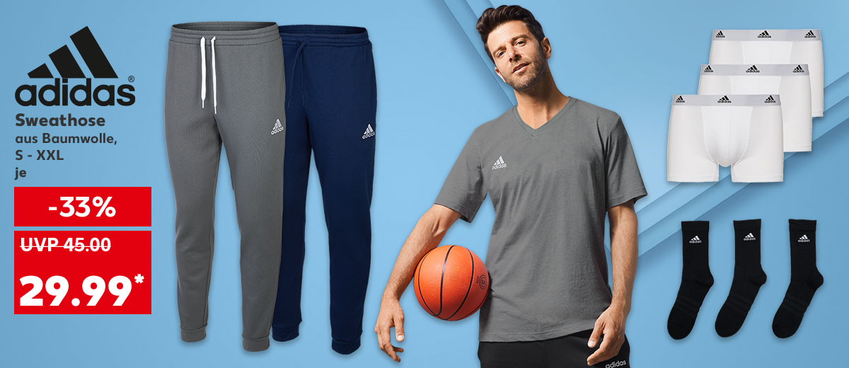 Logo: Adidas; Adidas Sweathose aus Baumwolle, S - XXL je für 29.99 Euro* (UVP = 45.00 Euro); Weitere Produktabbildungen: Adidas Herren-Boxershorts, Adidas Sportsocken; Abbildung: Ein Mann trägt ein Adidas T-Shirt und hält einen Basketball in der Hand