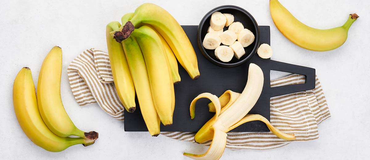 Abbildung: Bananen auf einem Brett und in einer Schale