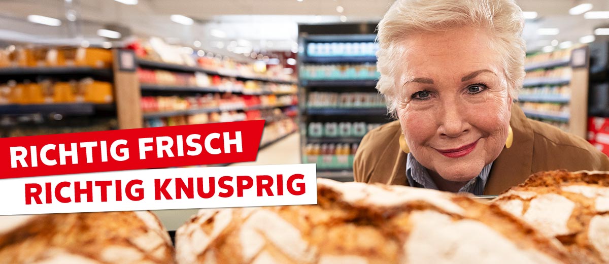 Schriftzug: Richtig frisch, richtig knusprig; Abbildung: Eine Frau in einer Kaufland-Filiale