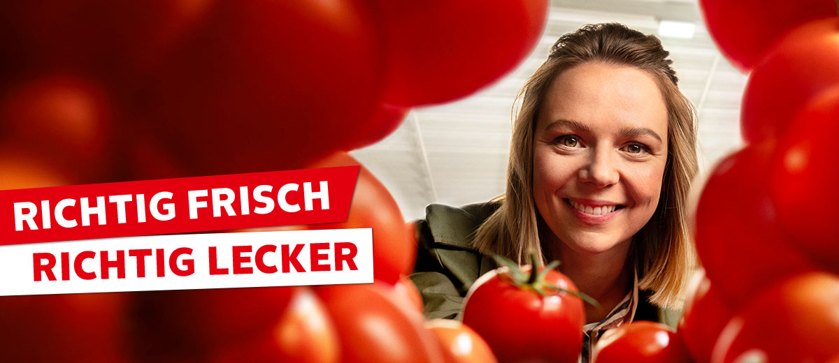 Schriftzug: Richtig frisch, richtig lecker; Abbildung: Eine Frau schaut von oben auf Tomaten in einer Theke
