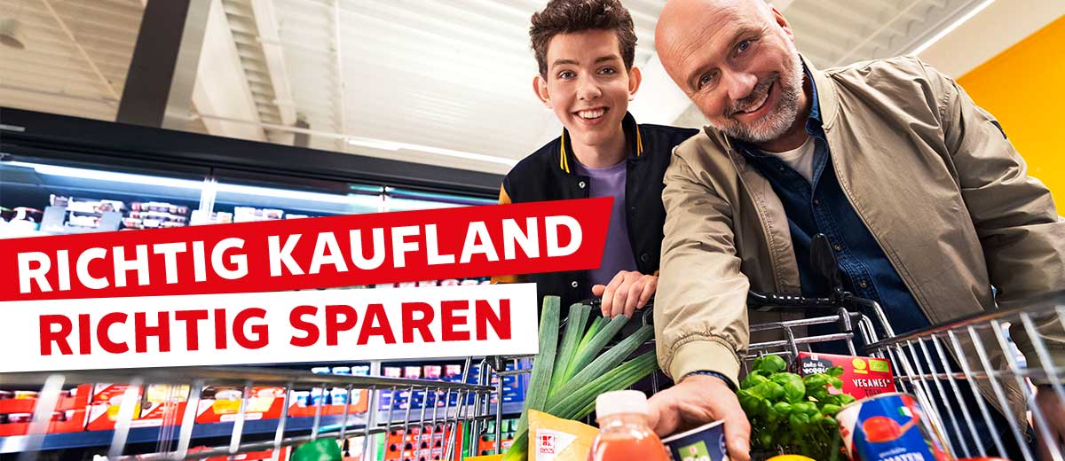 Schriftzug: Richtig Kaufland, richtig sparen; Abbildung: Ein Mann und sein Sohn schauen von oben in einen Einkaufswagen